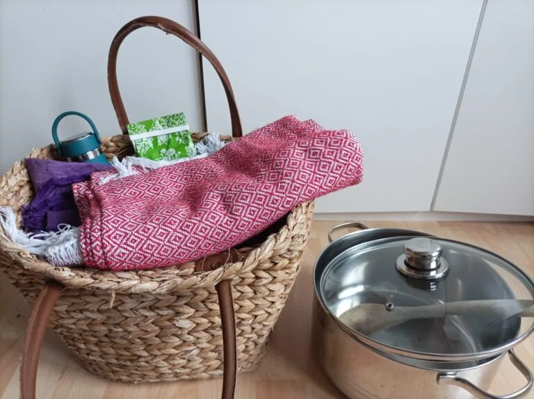 Korb mit Rebozo-Tüchern und Ritualzubehör